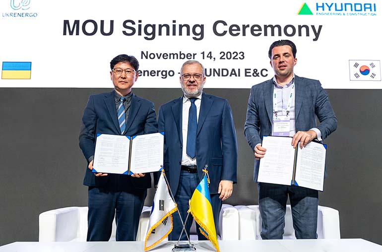 Picture of MOU signing between Hyundai E&C and Ukrenergo. SVP Choi Young of New Energy Business Unit of Hyundai E&C (left) German Galushchenko, Minister of Energy of Ukraine (center), and Volodymyr Kudrytskyi, President of Ukrenergo (right), are taking a group photo after signing the MOU on new construction and repair of transmission and transformation infrastructure in Ukraine. 